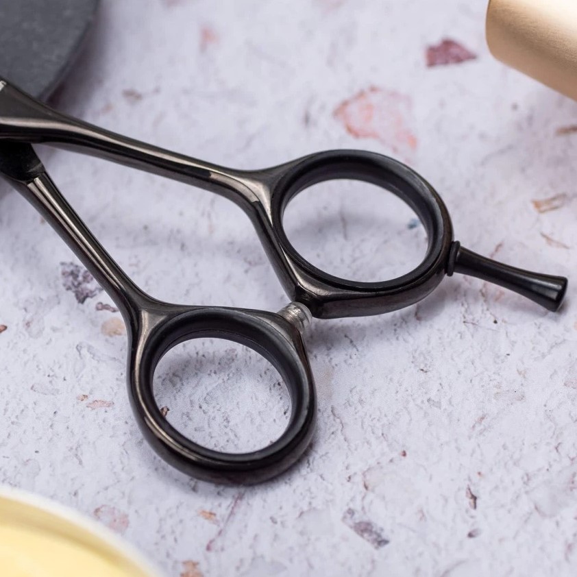 Tijera de peluqueria Titanium 5.5" con recubrimiento PVD de Nitruro de Titanio negro 3 Claveles