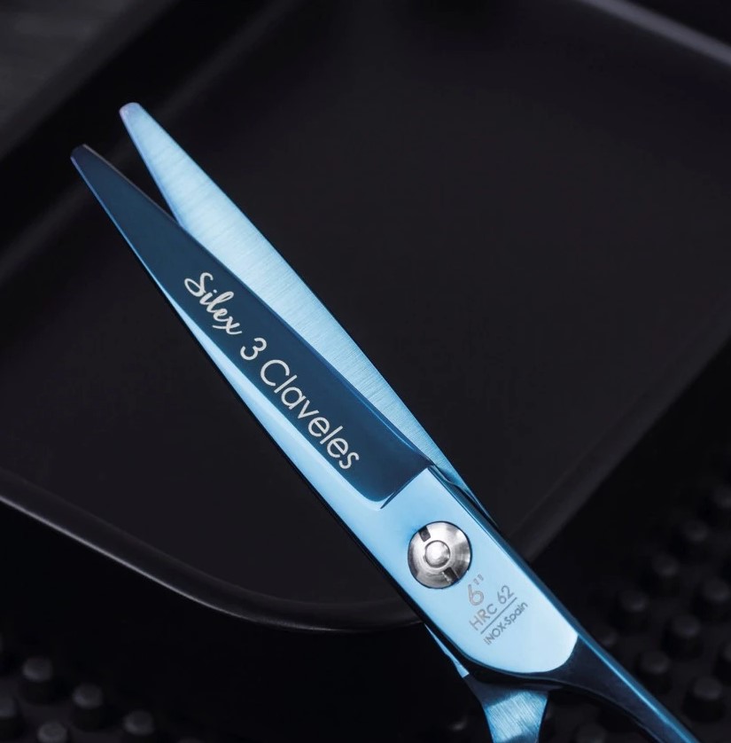 Tijera de peluqueria Silex Tin 6" con recubrimiento PVD de Nitruro de Titanio azul 3 Claveles