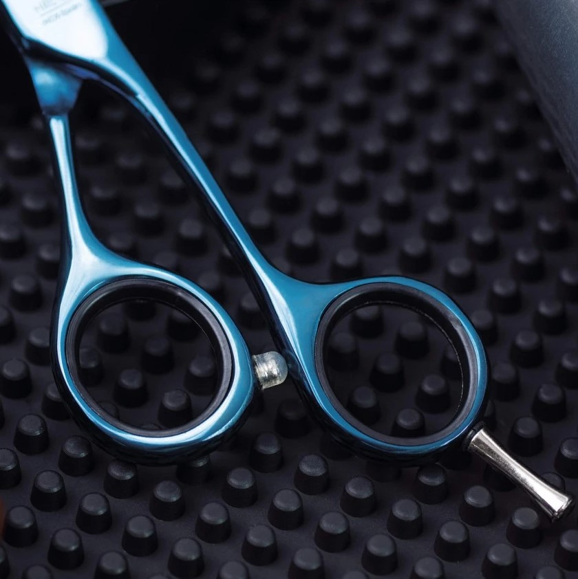 Tijera de peluqueria Silex Tin ES31 6" con recubrimiento PVD de Nitruro de Titanio azul 3 Claveles
