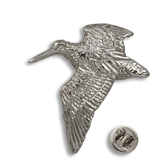 Pin de garza con bañado satinado y dimensiones de 2,8 x 2,5 cm