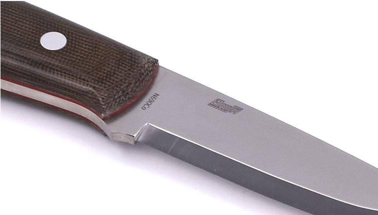 Cuchillo Bushcraft Brisa Trapper 95 scandi con mango de micarta verde y funda bushcraft con pedernal