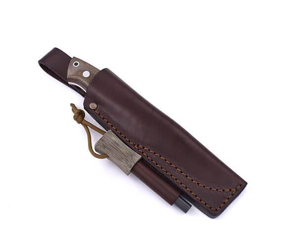 Cuchillo de Bushcraft Brisa Trapper 95 flat con mango de micarta verde y funda bushcraft con pedernal