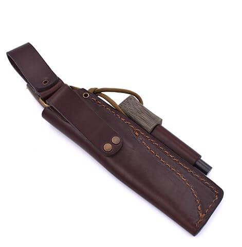 Cuchillo de Bushcraft Brisa Trapper 95 flat con mango de micarta verde y funda bushcraft con pedernal
