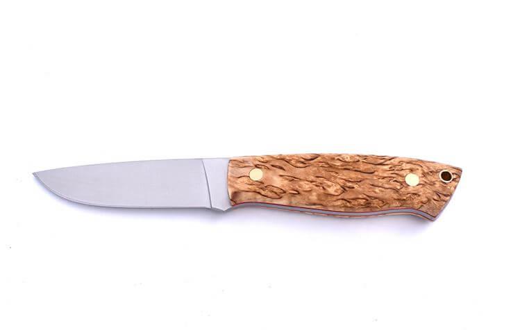 Cuchillo de Bushcraft Brisa Trapper 95 flat con mango de madera estabilizada de abedul rizado  y funda trapper