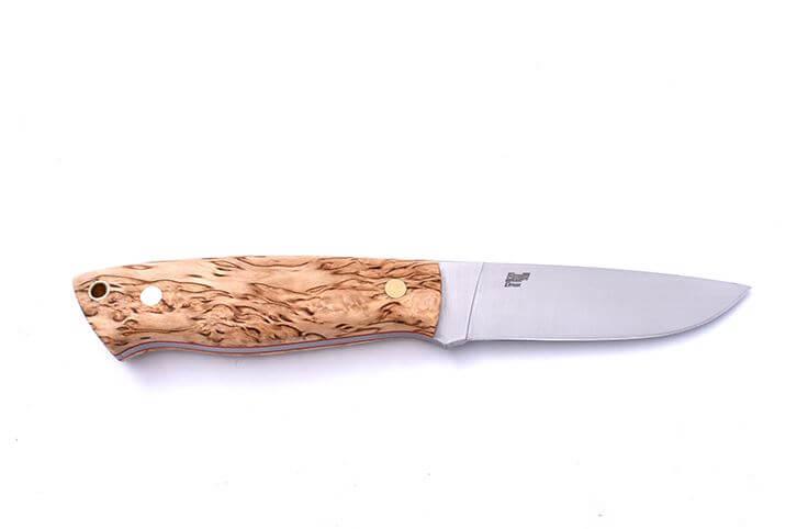 Cuchillo de Bushcraft Brisa Trapper 95 flat con mango de madera estabilizada de abedul rizado  y funda bushcraft con firesteel