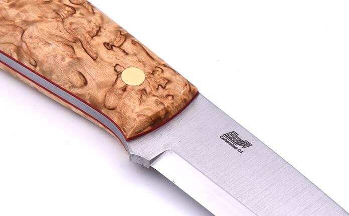 Brisa Trapper 95 con mango de madera de abedul rizado estabilizada y hoja scandi de acero carbono O1 con funda bushcraft