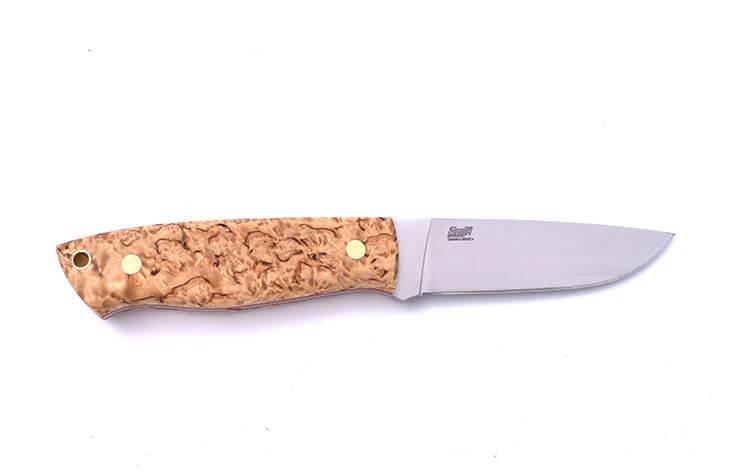 Brisa Trapper 95 con mango de madera de abedul rizado estabilizada y hoja flat de acero Böhler N690Co con funda Trapper