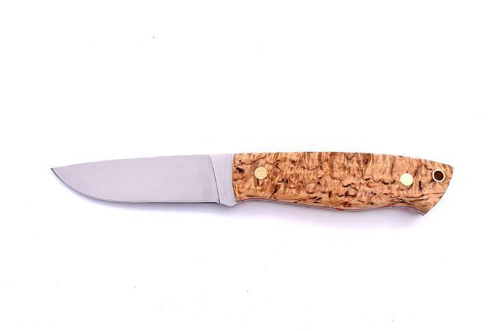 Brisa Trapper 95 con mango de madera estabilizada de abedul rizado y hoja flat de acero N690Co con funda bushcraft