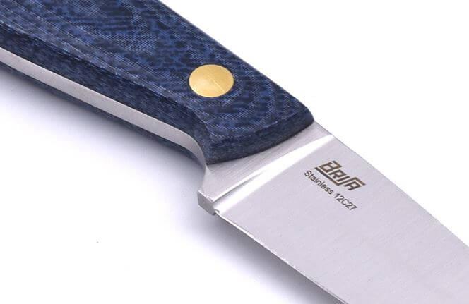 Cuchillo de cuello Brisa Necker 70 con puño de micarta jeans con funda multicarry