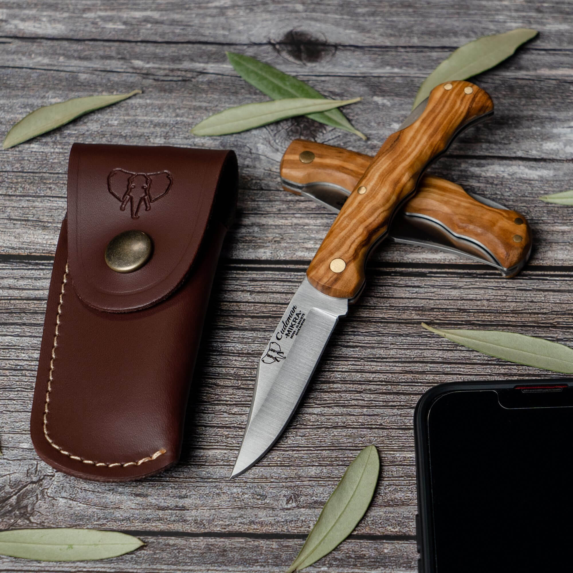 Navaja de caza Cudeman. Puño en madera de olivo. Hoja 6,5 cm. Incluye funda de cuero.