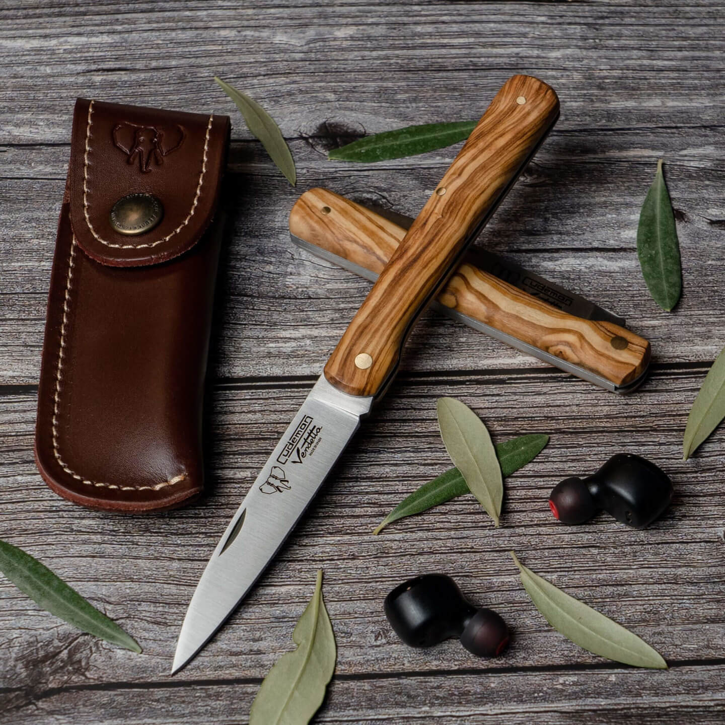 Navaja estilete Cudeman Vendetta. Mango en olivo satinado. Hoja de 9 cm. Incluye funda de cuero.