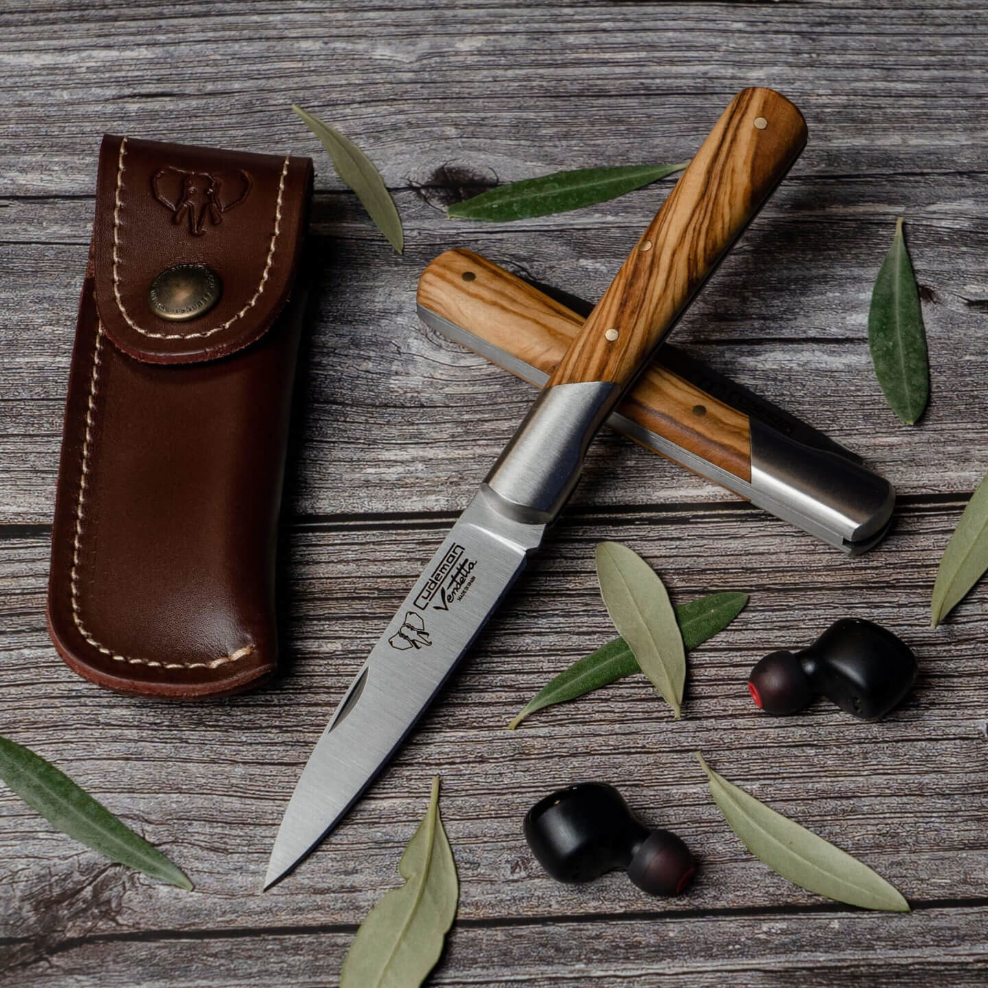 Navaja estilete Cudeman Vendetta con virola. Mango en madera de olivo. Incluye funda de cuero.