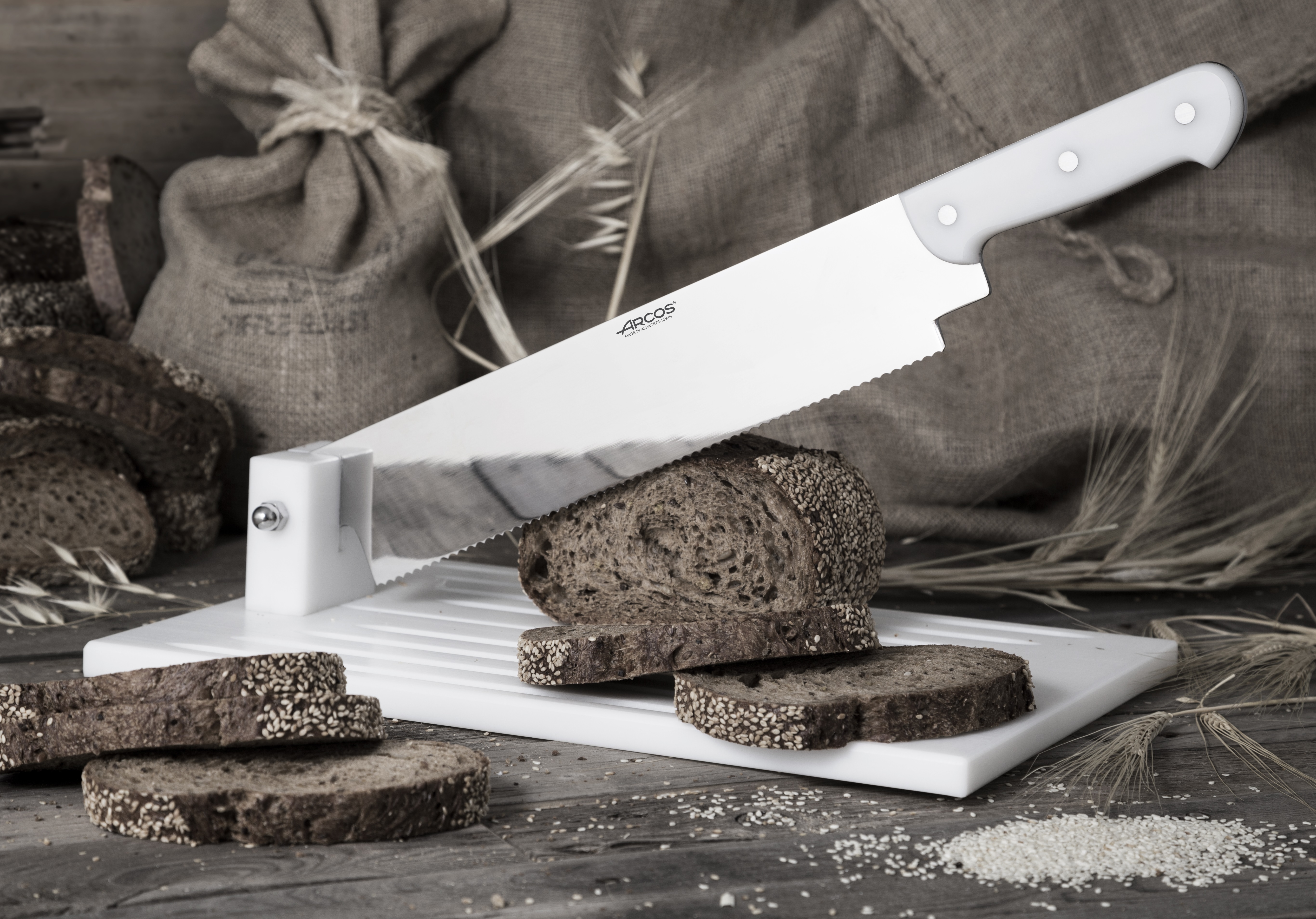 Tábua de pão Arcos com faca de serrilha de 44 cm