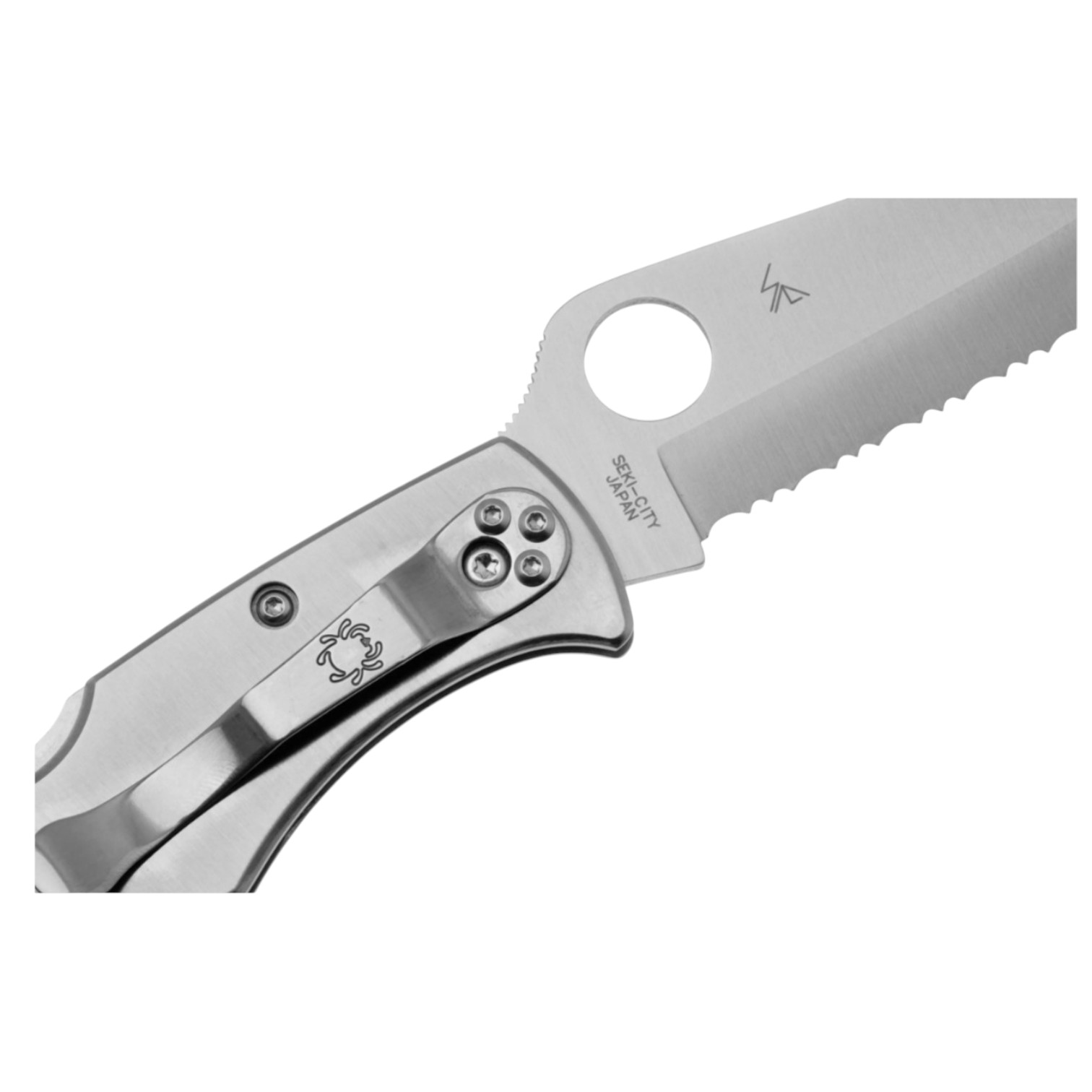 Couteau Spyderco Endura 4 en acier inoxydable C10S, avec lame dentelée en VG10 et manche en acier inoxydable.