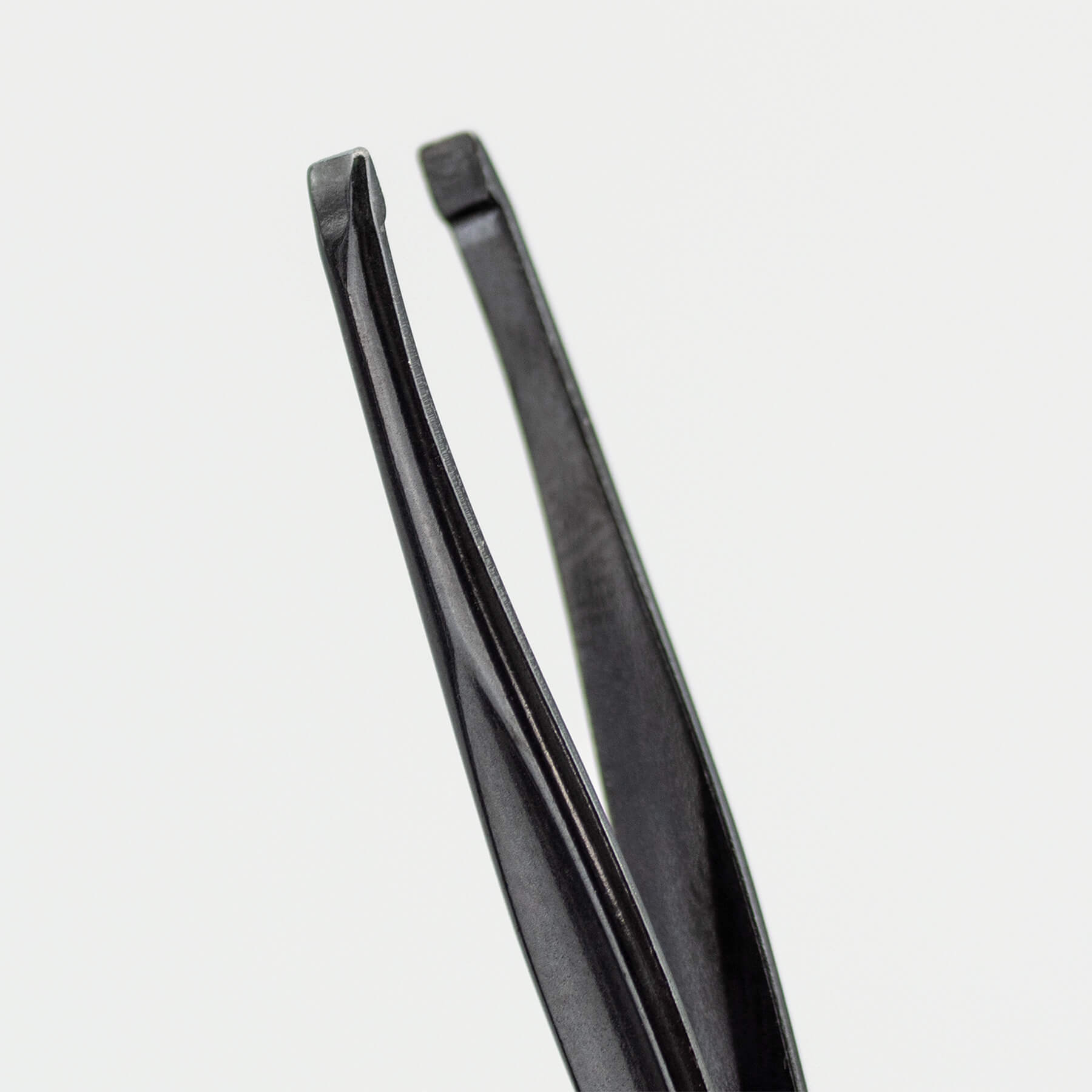 Black tweezers with straight tips, 8 cm, 3 Claveles