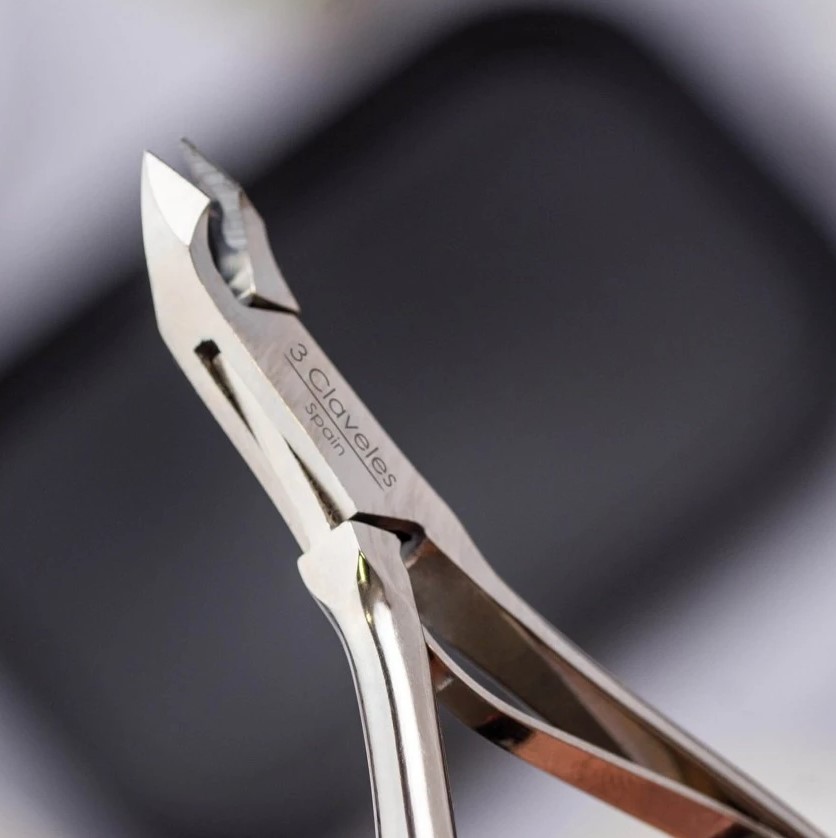 Alicate para cutículas de 11.5 cm con 3 mm de corte 3 Claveles