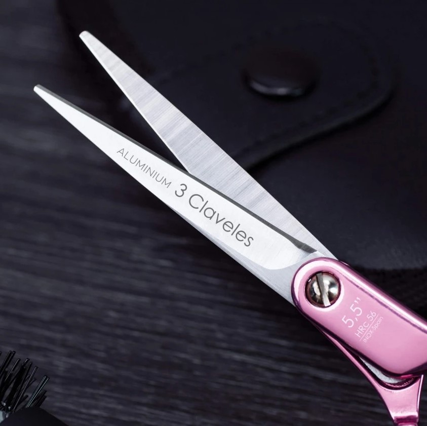 Tijera peluquero Duraluminium 5.5" con filo suave 3 Claveles