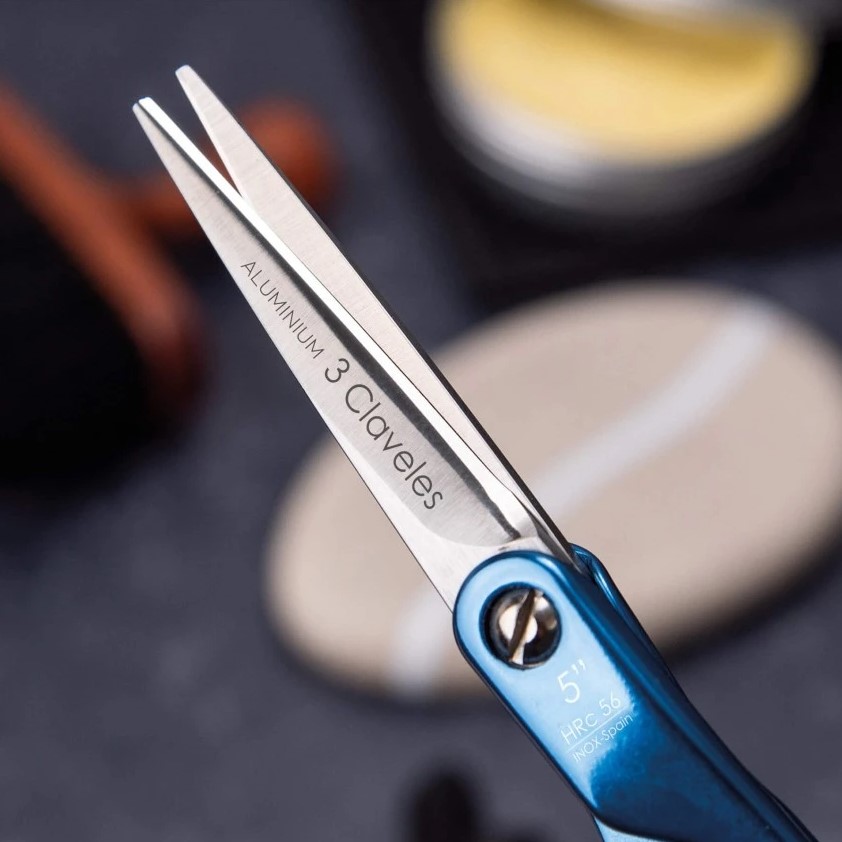 Tijera peluquería Duraluminium azul 5" con filo suave 3 Claveles