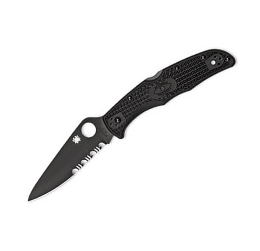 Navaja Spyderco Endura 4 con hoja negra de VG10 con filo mitad dentado y mango de FRN negro