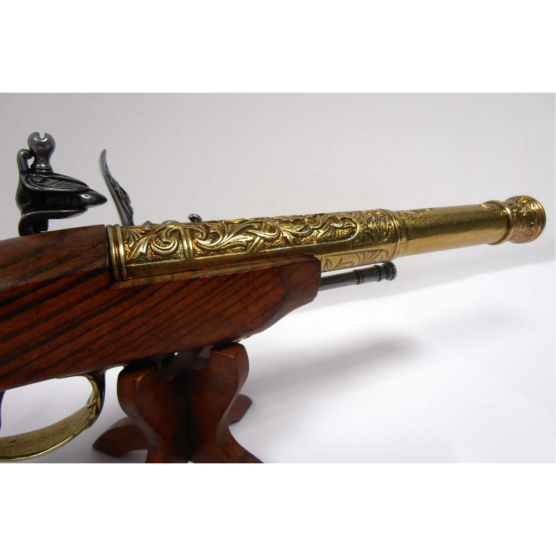 Pistola de chispa zurda de madera y metal acabado latón, India S. XVIII