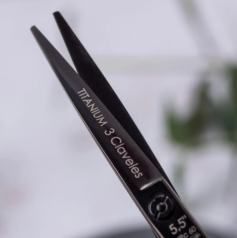 5,5-Zoll-Friseurschere aus Titan mit schwarzer Titannitrid-PVD-Beschichtung, 3 Claveles