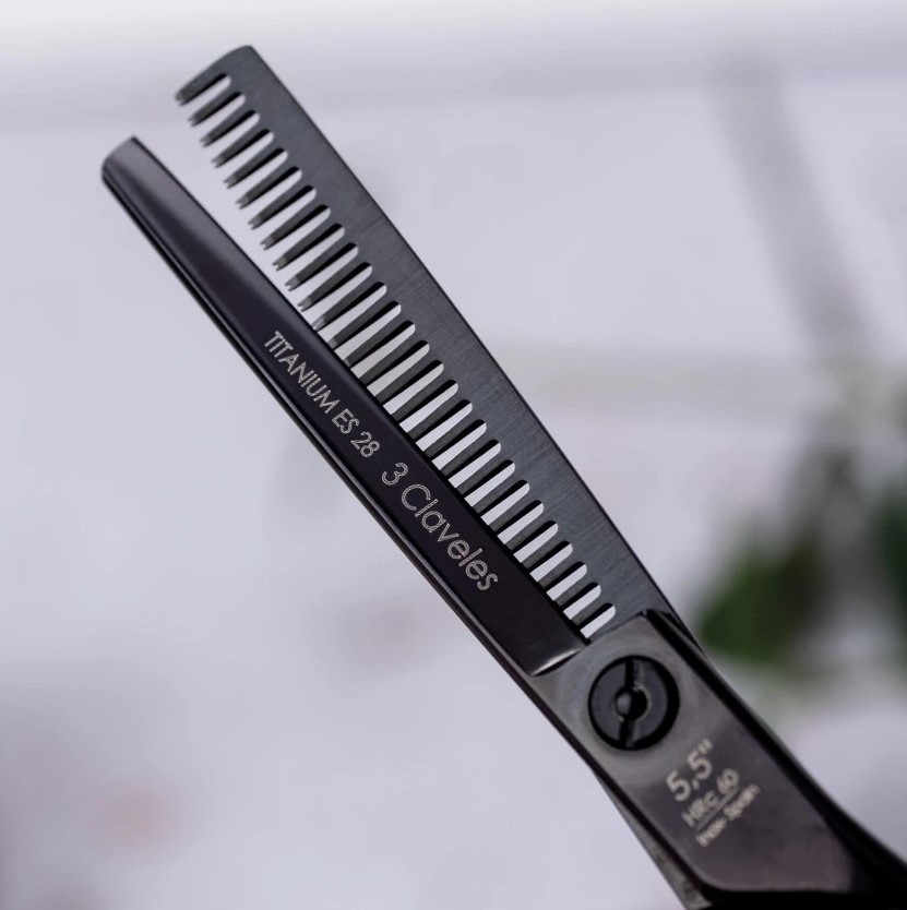 Friseurschere aus Titan ES28, 5,5 Zoll, mit schwarzer Titannitrid-PVD-Beschichtung, 3 Claveles
