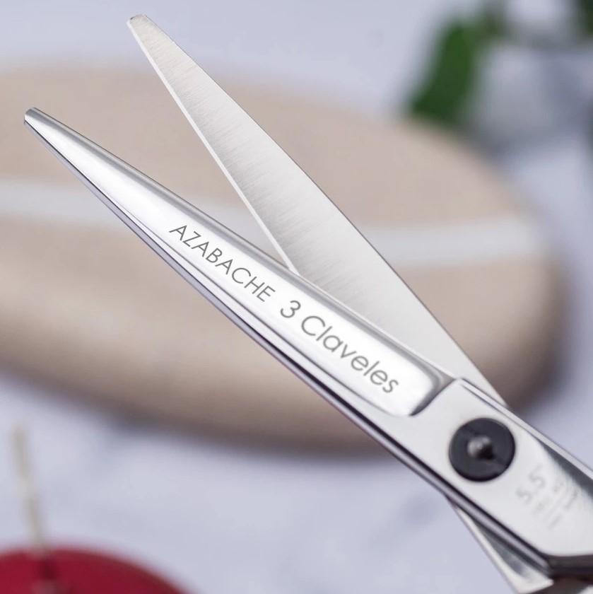 Tesoura de cabeleireiro Azabache 5,5" com fio navalha 3 Claveles