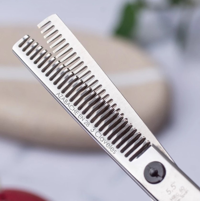 Azabache EN28 5.5" hairdressing scissors with razor edge 3 Claveles