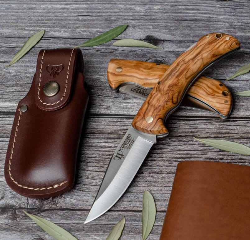 Coltello da caccia Cudeman Artemisa con lama in acciaio Böhler N690Co con fodero in pelle marrone