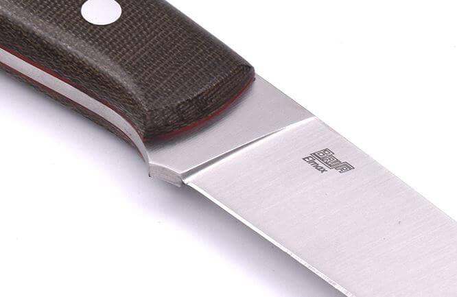 Brisa Trapper 115 com cabo em micarta verde e lâmina plana em aço Elmax com bainha bushcraft