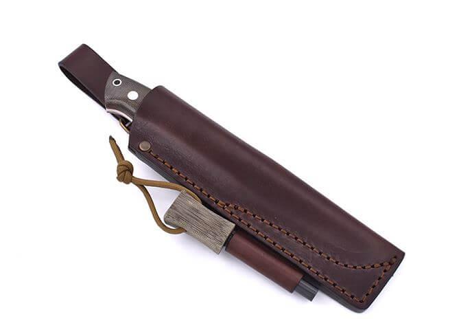 Brisa Trapper 115 mit grünem Micarta-Griff und flacher Elmax-Stahlklinge mit Bushcraft-Scheide mit Feuerstein