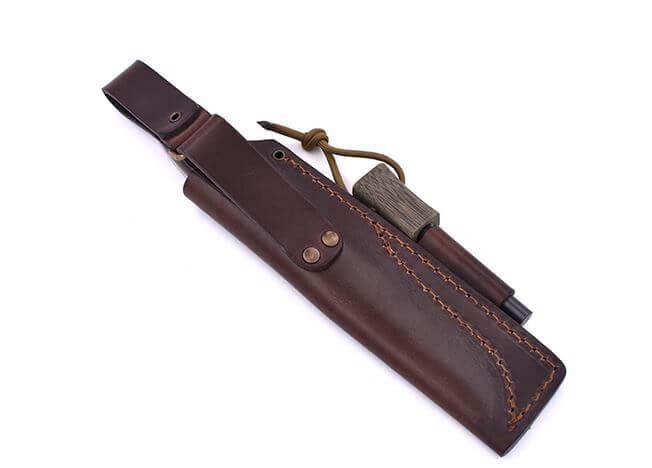 Brisa Trapper 115 mit grünem Micarta-Griff und flacher Elmax-Stahlklinge mit Bushcraft-Scheide mit Feuerstein