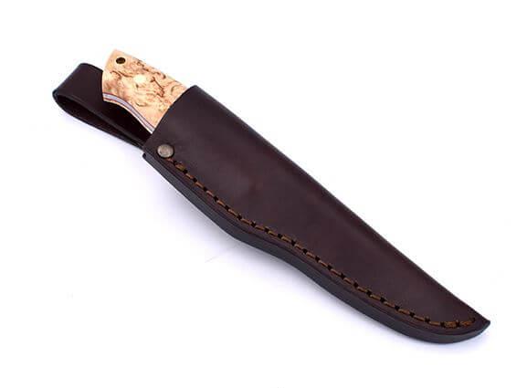 Brisa Trapper 95 com cabo de madeira de bétula encaracolada estabilizada e lâmina de aço carbono O1 scandi com bainha Trapper