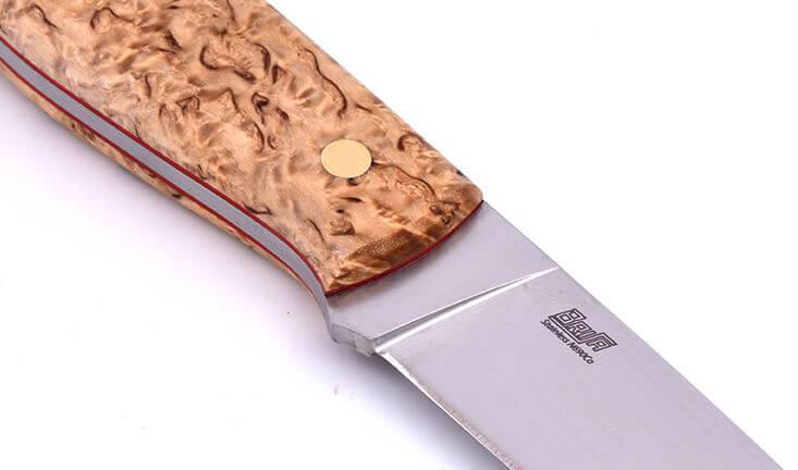 Brisa Trapper 95 mit Griff aus stabilisiertem Maserbirkenholz und Böhler N690Co-Stahlflachklinge mit Trapperscheide