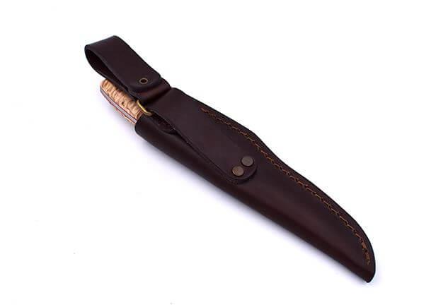 Brisa Trapper 95 mit Griff aus stabilisiertem Maserbirkenholz und Böhler N690Co-Stahlflachklinge mit Trapperscheide