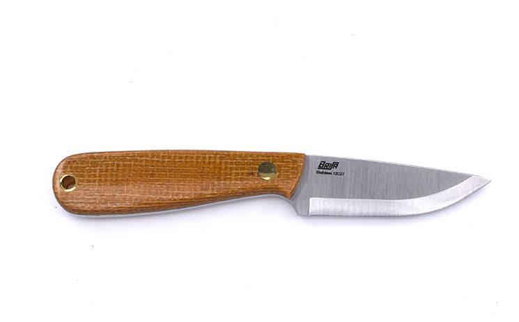 Brisa Necker 70 Scandi Neck Knife mit Senf-Micarta-Griff und Lederscheide