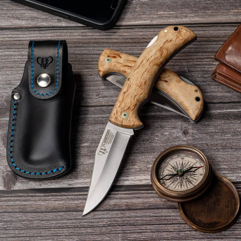 Coltellino da caccia con manico in legno di betulla e chiusura posteriore inclusa fodero