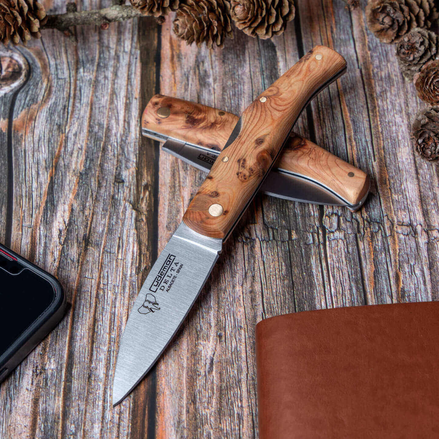 Coltellino tascabile Cudeman Delta con manico in legno di ginepro aromatico con serratura