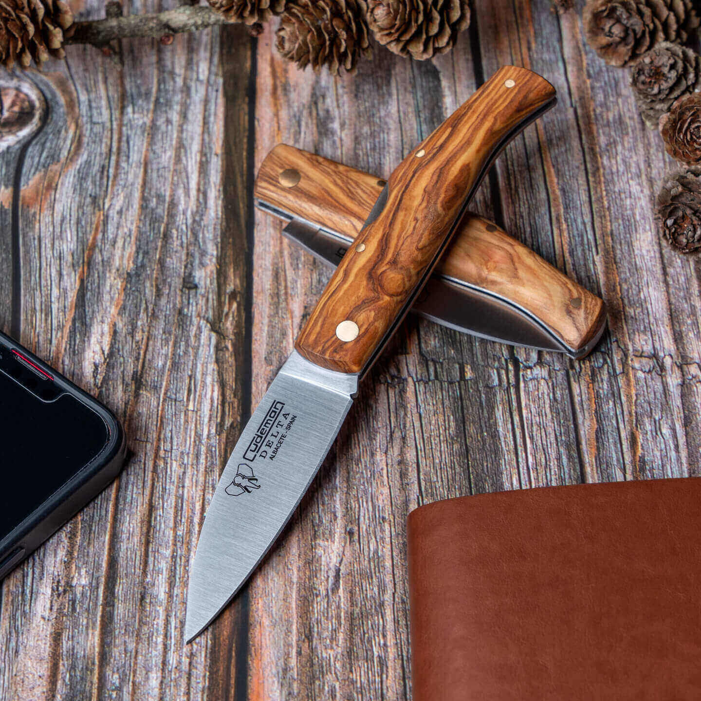 Cudeman Delta Taschenmesser mit Griff aus Olivenholz mit Schloss