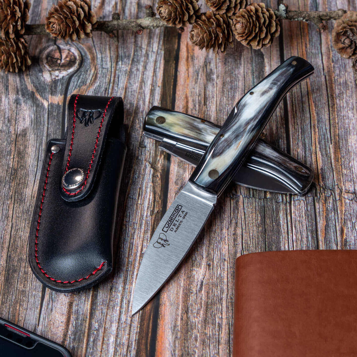 Canivete Cudeman Delta com cabo de chifre de touro com trava e bainha de couro