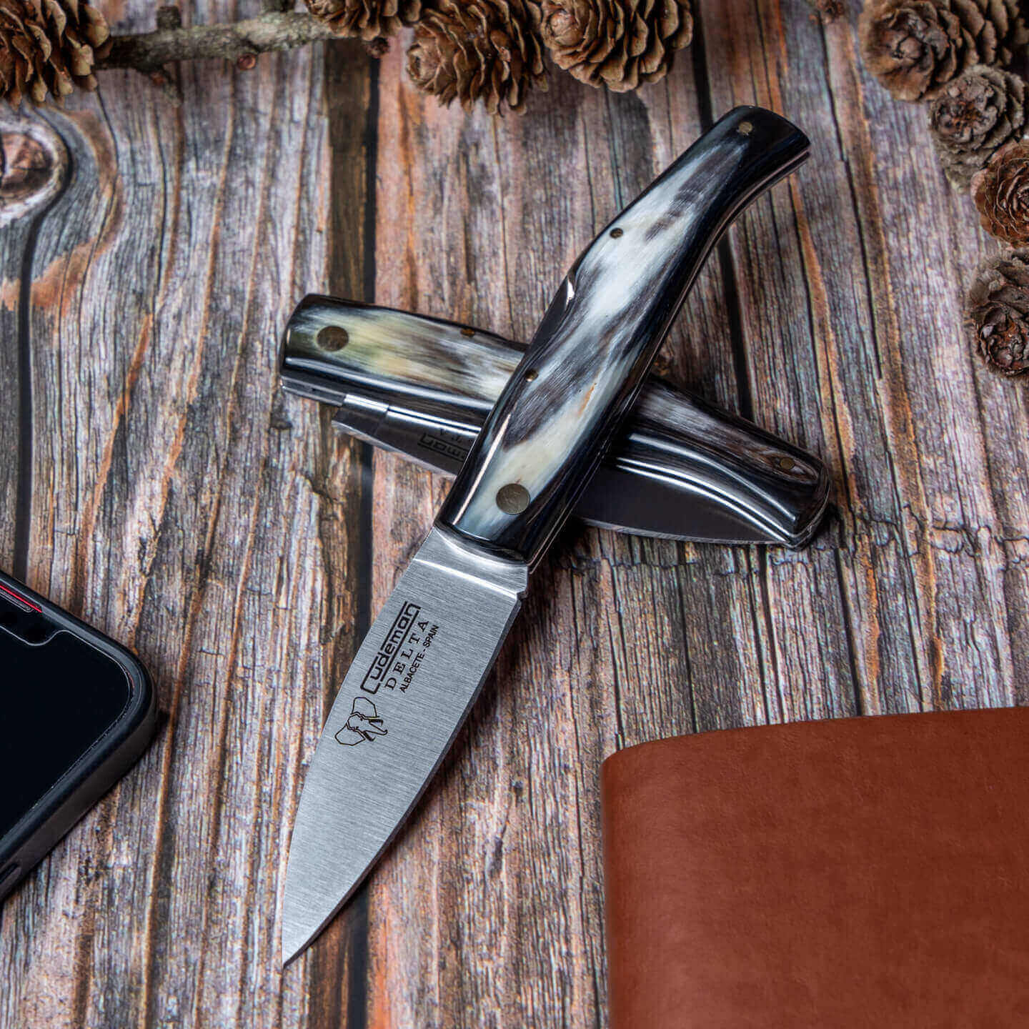 Canivete Cudeman Delta com cabo de chifre de touro com trava