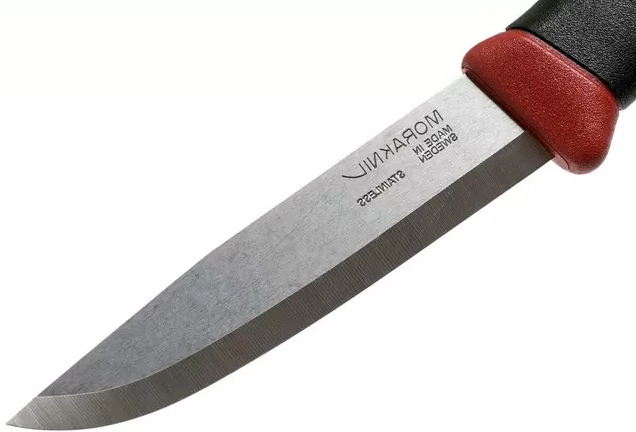 Coltello bushcraft Morakniv Companion Spark Red da 10,4 cm con selce.