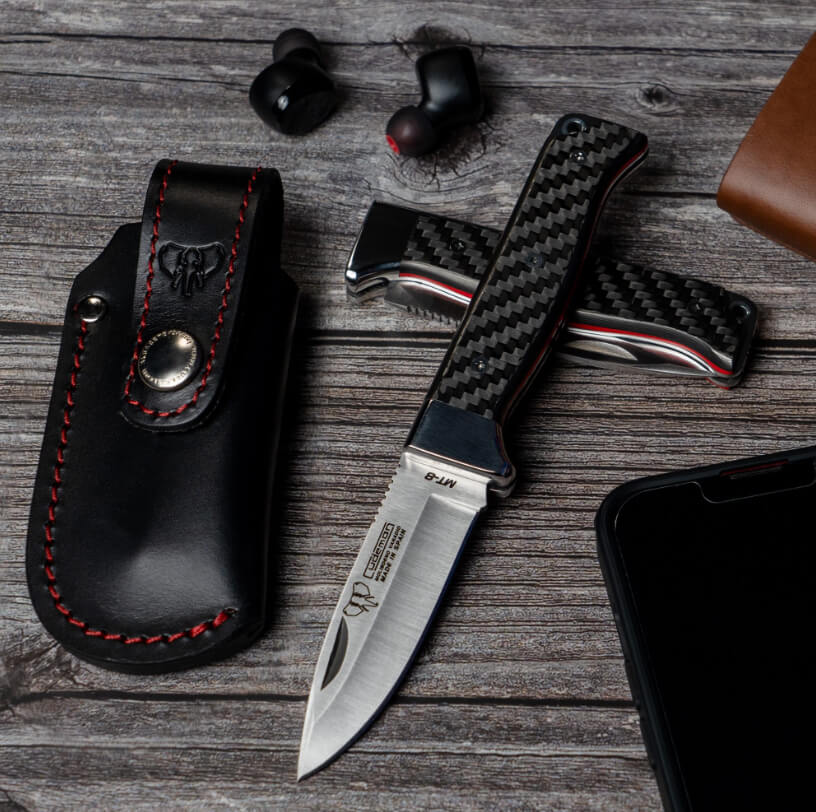 Faca de sobrevivência Cudeman com cabo em fibra de carbono. Lâmina de 8 cm. Bainha em pele