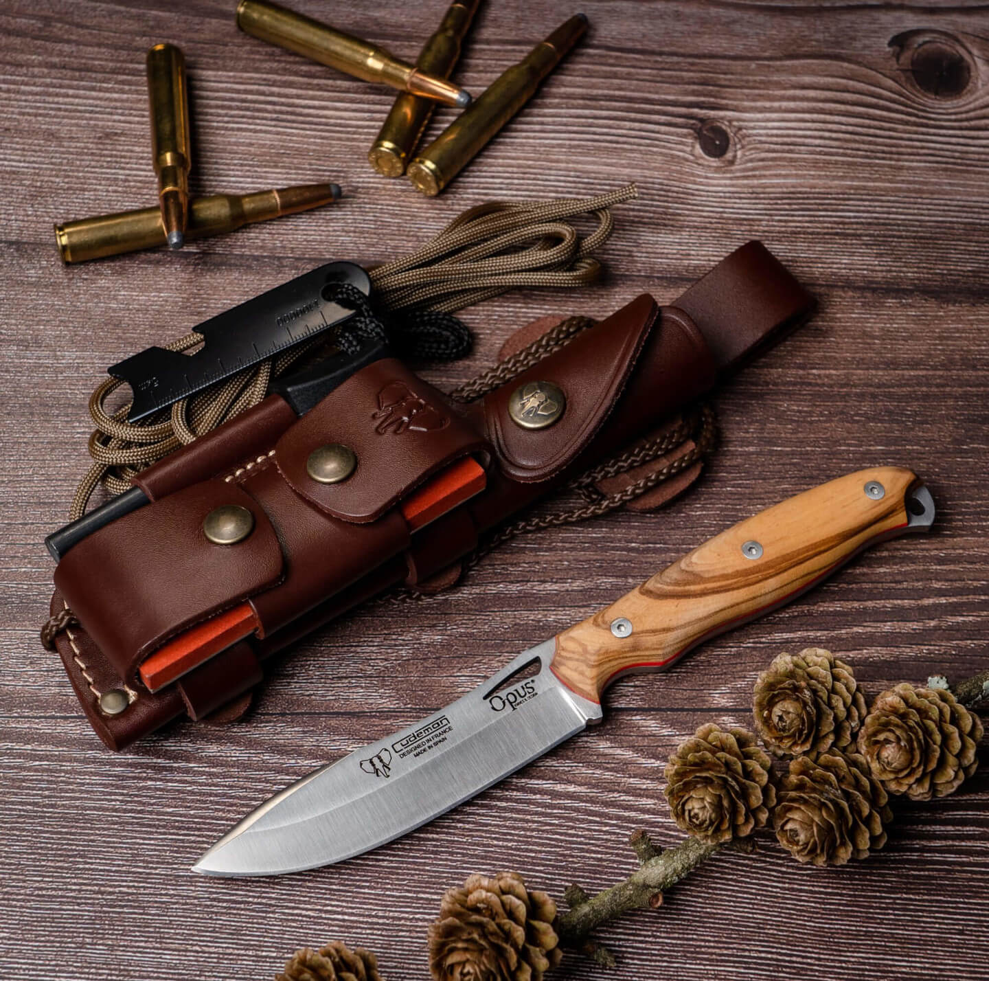 Coltello Nessmuk Cudeman OPUS Ness Wolf con manico in legno d'ulivo. Fodero completo in pelle