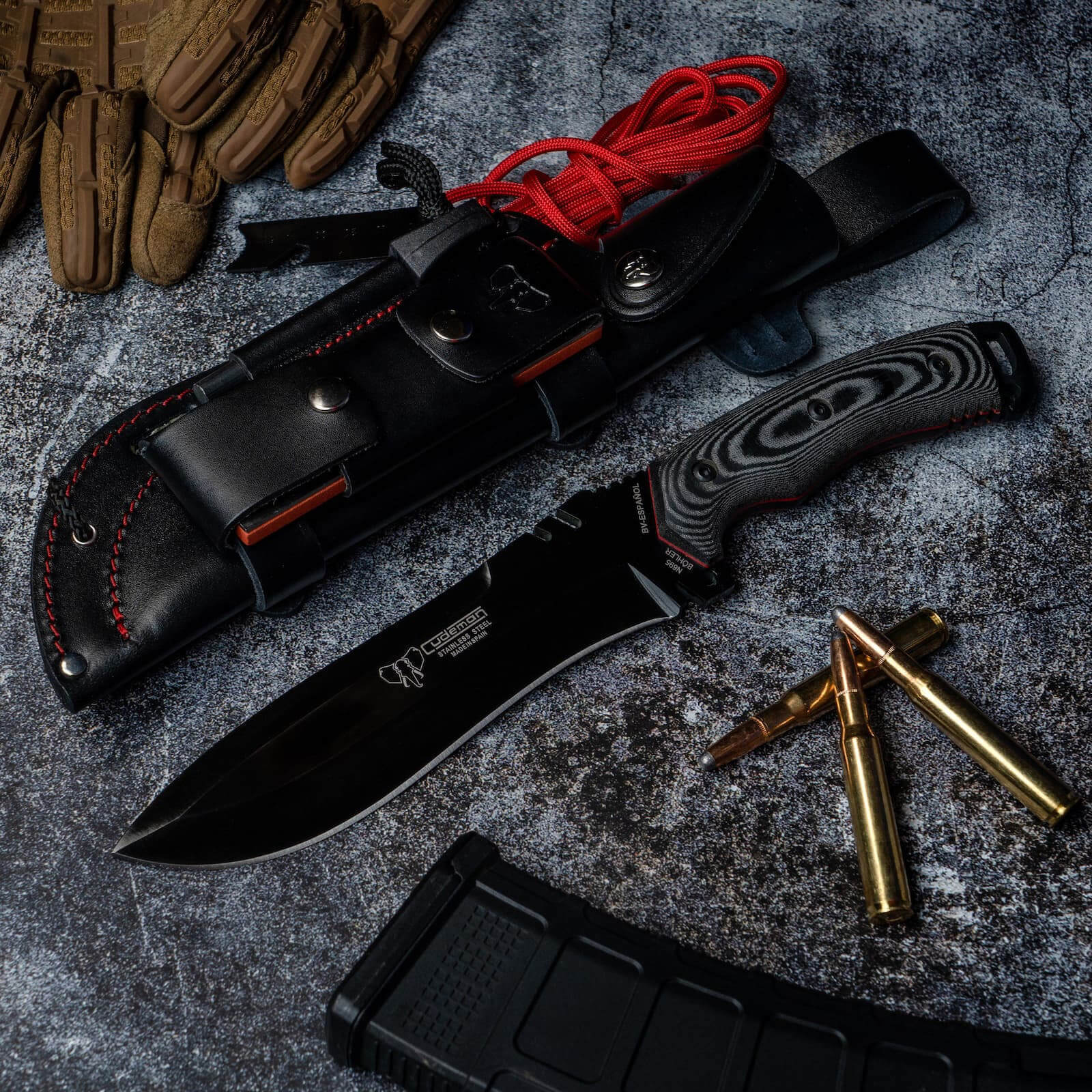 Coltello Boina verde español con manico in micarta nera. Lama nera di 18 cm. Fodero completo in pelle.