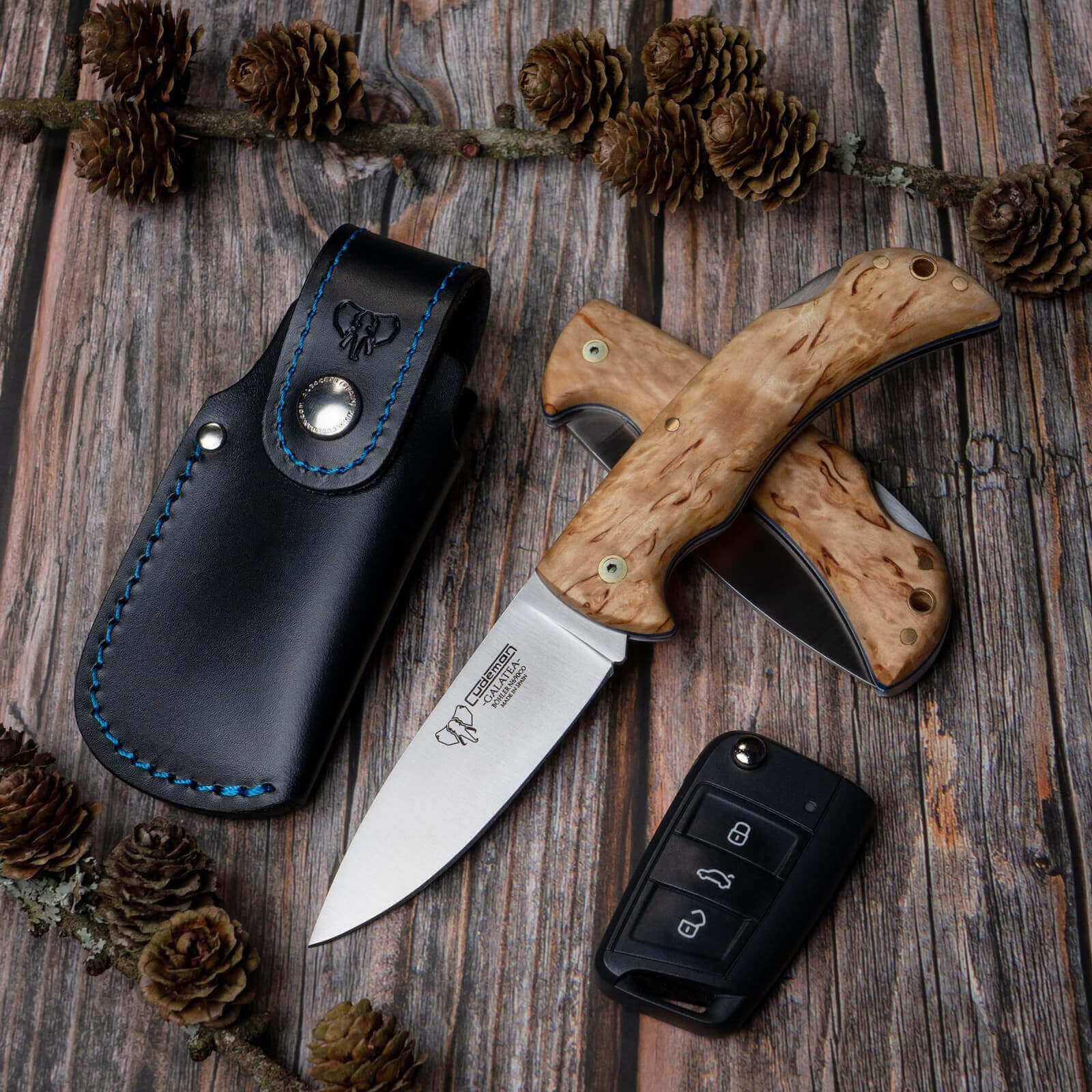 Canivete Cudeman Galatea com cabo em madeira de bétula encaracolada e bainha em pele.