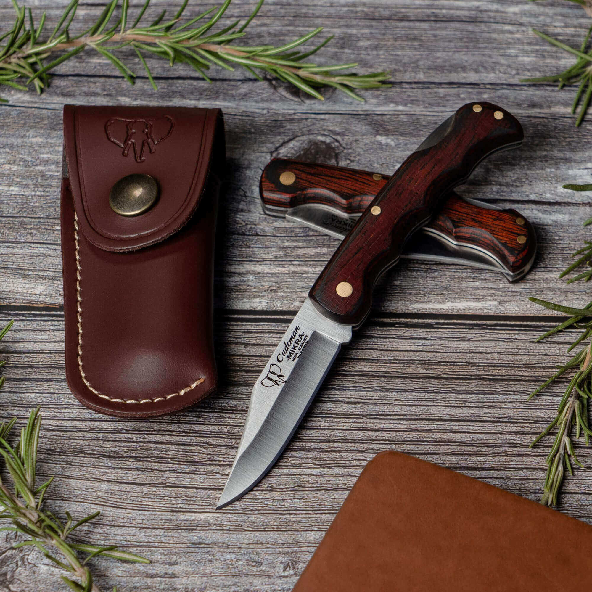 Canivete de caça Cudeman. Cabo stamina vermelho. Lâmina 6,5 cm. Inclui bainha em pele