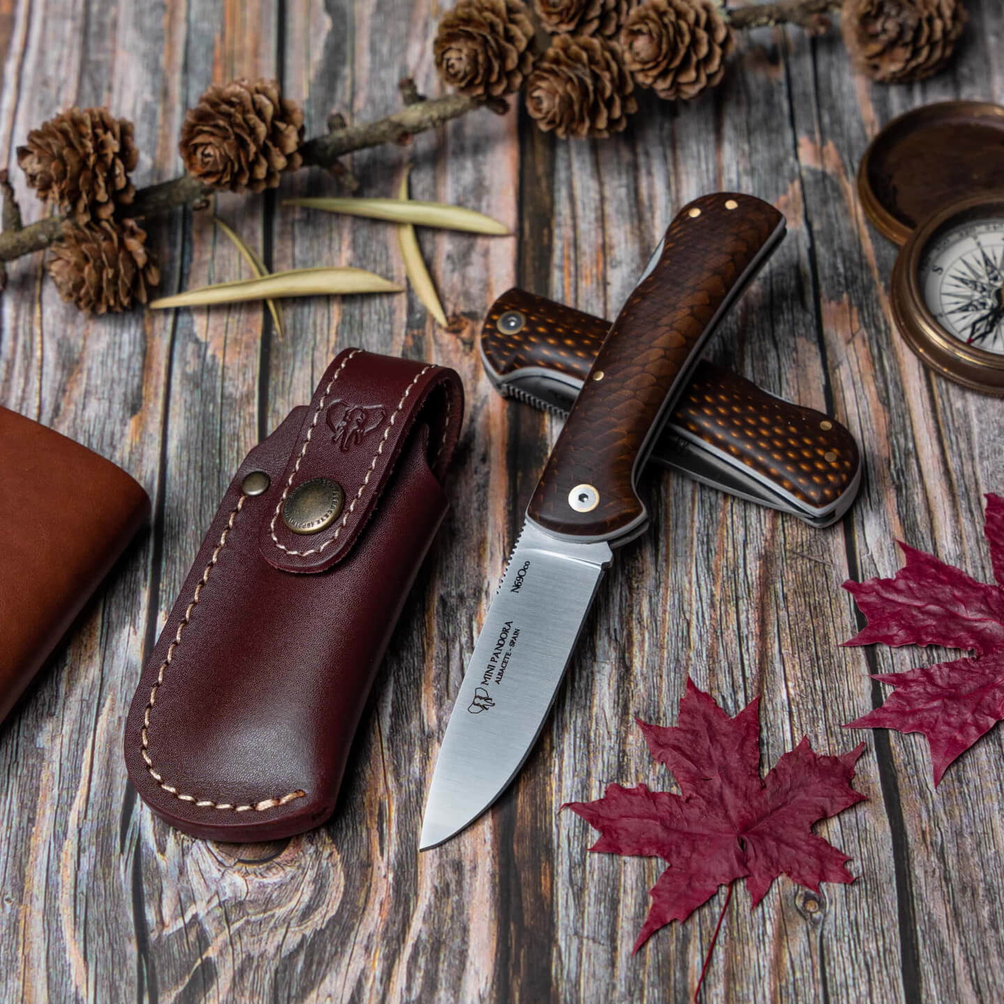 Canivete Cudeman com cabo em madeira de juma castanha. Inclui bainha em pele.