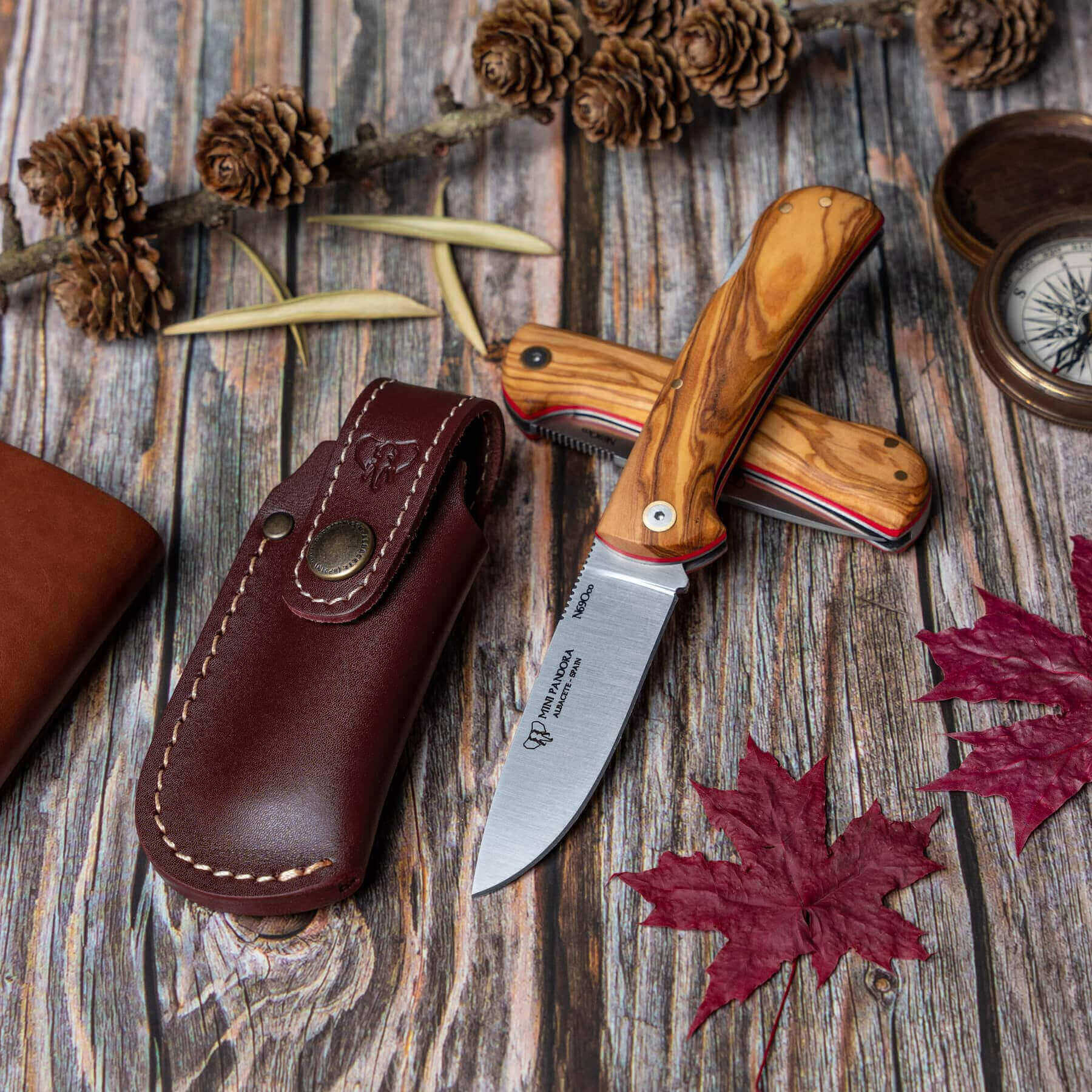 Coltello Cudeman con manico in legno d'ulivo. Include fodero in pelle.