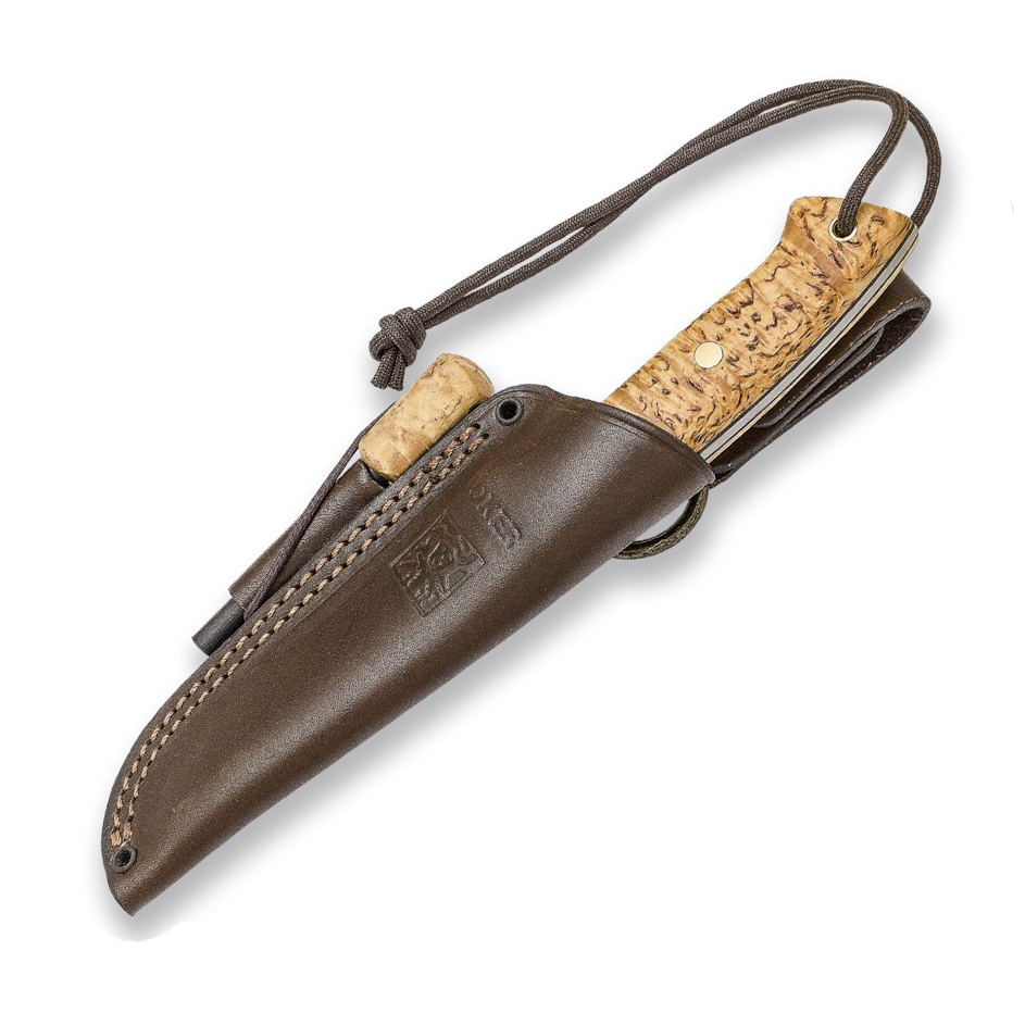 Coltello Joker Ranger con manico in legno di betulla riccio. Include fodero in pelle bovina con pietra focaia.